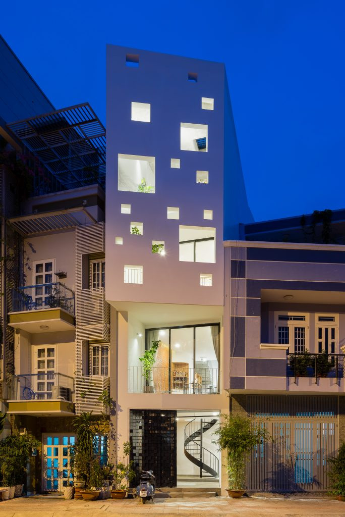 Trên nền diện tích hạn hẹp 3.5 x 9.9, nhưng dưới bàn tay thiết kế khéo léo của các kiến trúc sư Vũ Văn Minh, Phạm Hồng Đức (MD Studio), ngôi nhà ống vẫn đẹp hiện đại, thoáng mát và tiện nghi.