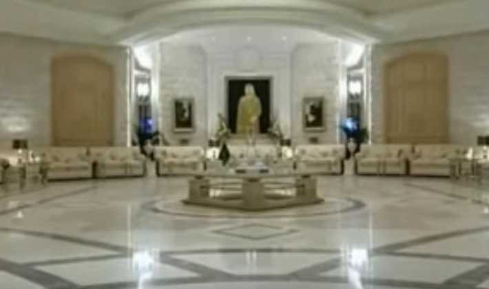 Phòng khách rộng thênh thang. Ảnh: Youtube.