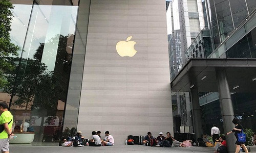 Thực tế, từ 26/10 đã có không ít người Việt qua Singapore với mong muốn trở thành người đầu tiên sở hữu iPhone cao cấp của Apple. Ảnh: Facebook Nguyễn Quang Thái.
