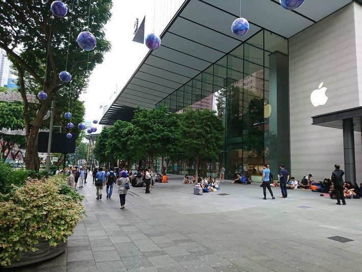 Mặc dù đến 3/11 iPhone X mới lên kệ nhưng không ít người Việt đã có mặt trước cửa Apple Store ở Singapore từ ngày 31/10 để có được suất mua sớm. Ảnh: Facebook Lưu Hiếu.