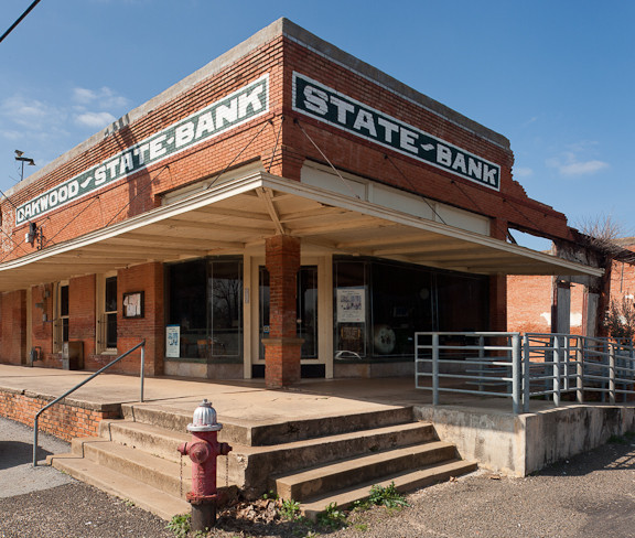 Ngân hàng chỉ có duy nhất một chi nhánh là một tòa nhà tại Oakwood, Texas. Ảnh: Blogspot.