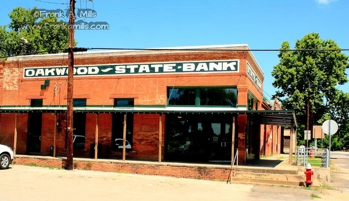 Thành lập vào năm 1900, Oakwood State Bank là một trong những ngân hàng lâu đời nhất nước Mỹ. Ảnh: Frank A. Mills.