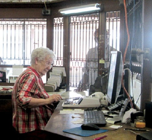 Bà Lela Coates đã làm việc tại Oakwood State Bank hơn 60 năm. Ảnh: The Buffalo Express.