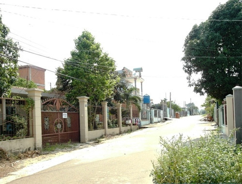 Căn biệt thự bỏ hoang của Á hậu Hoàng My nằm bên một con đường hun hút, trong một xóm đạo yên tĩnh. Ảnh: GDVN.