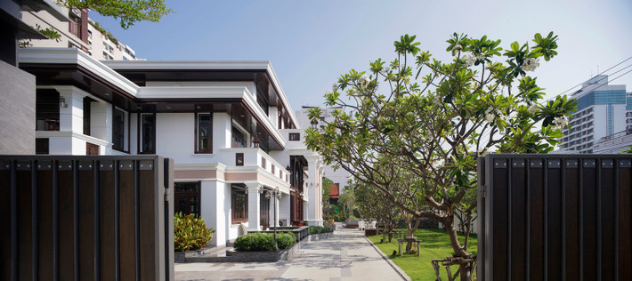 Không gian xanh thoáng mát bên ngoài biệt thự. Nguồn ảnh: Archdaily.