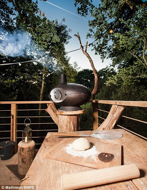 Bên cạnh những dịch vụ nghỉ ngơi, thư giãn với bồn nước nóng hay xông hơi, Woodsman's Treehouse còn có một lò nướng bánh pizza và thịt trên ban công tầng 2, luôn sẵn sàng cho những bữa tiệc nhỏ ngoài trời.