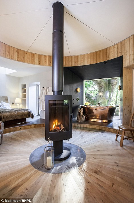Woodsman's Treehouse có đầy đủ tiện nghi sang trọng với một giường cỡ lớn, bồn tắm bằng đồng, nhà bếp, ghế da và một lò sưởi xoay nằm ở trung tâm của căn phòng.
