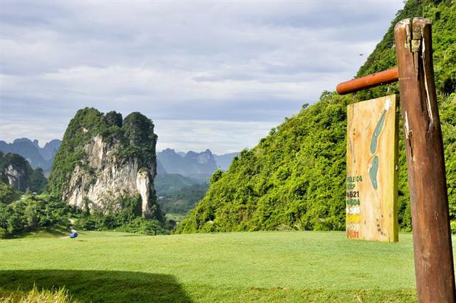 Sân golf Phượng Hoàng bắt đầu triển khai xây dựng từ năm 2005, đến năm 2009 thì chính thức đi vào khai thác, sử dụng. Ảnh: Golfasian.