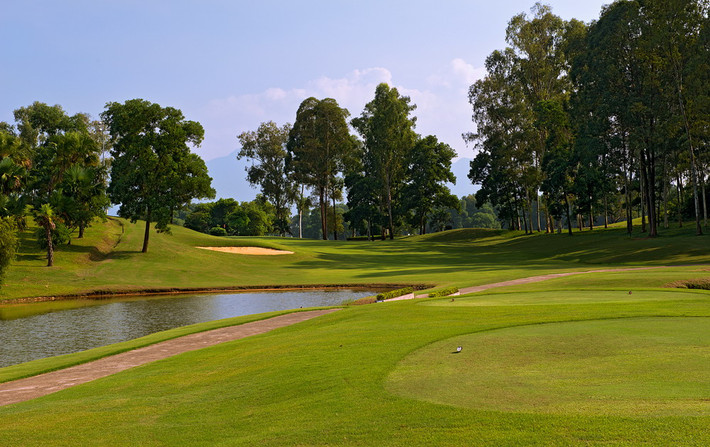 Sân golf Phượng Hoàng được xây dựng tại làng Rổng Vòng - Rổng Cấn, xã Lâm Sơn, huyện Lương Sơn, nằm cách Hà Nội 38 km. Ảnh: Golffami.