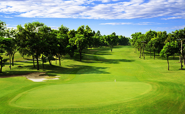 Dự án sân golf Phượng Hoàng trải rộng 311,7ha, được xây dựng theo tiêu chuẩn quốc tế với tổng mức đầu tư 38 triệu USD, được UBND tỉnh Hòa Bình cấp phép cho Tập đoàn Chamvit (Hàn Quốc). Ảnh: Golffami.