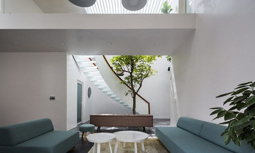Một khoảng thông tầng xuyên suốt kết nối các không gian lại với nhau. Khoảng xanh được lồng vào trong công trình.