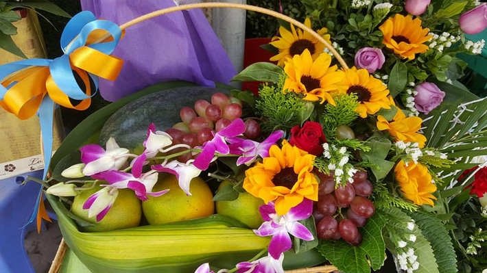Năm nay, những giỏ hoa kết hợp trái cây nhập khẩu được khá nhiều khách hàng lựa chọn. Ảnh: Facebook NaNa Flowers.