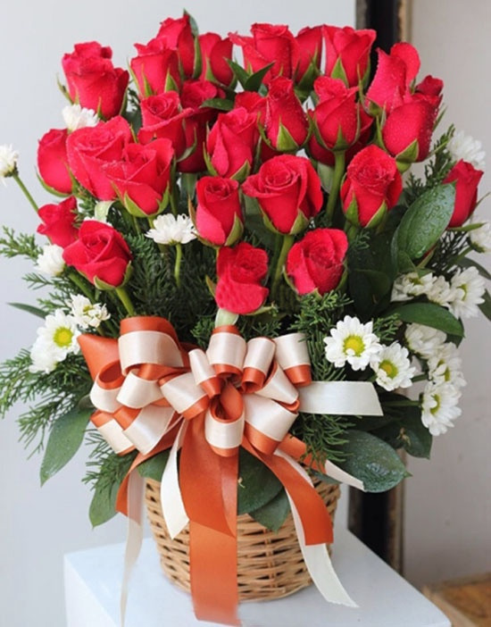Từ trước đến nay, hoa luôn là một trong những quà tặng dịp 20/11 đơn giản nhất nhưng vô cùng ý nghĩa. Ảnh: Internet.