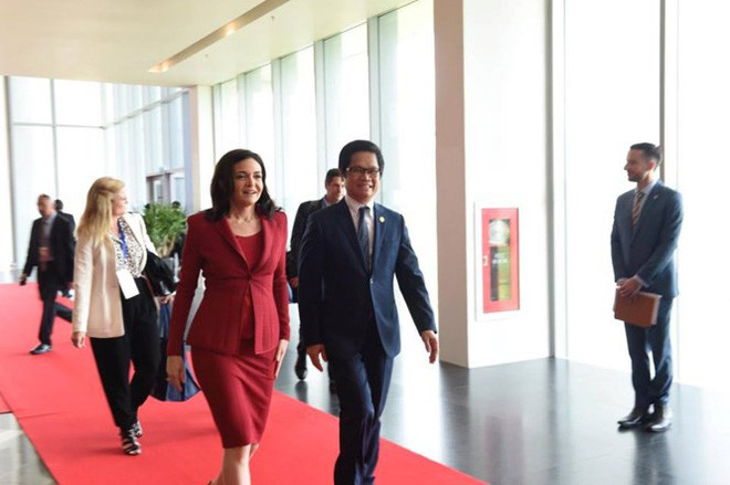 Kết thúc các hoạt động tại APEC 2017, bà Sheryl Sandberg sẽ có mặt tại Hà Nội vào sáng 12/11 để tham gia một buổi nói chuyện kín. Nội dung buổi nói chuyện được ban tổ chức cho biết sẽ xoay quanh kinh nghiệm của bà trong việc vượt qua nghịch cảnh, cách thức làm việc nhóm để cùng đạt mục tiêu. Ảnh: Tiền phong.