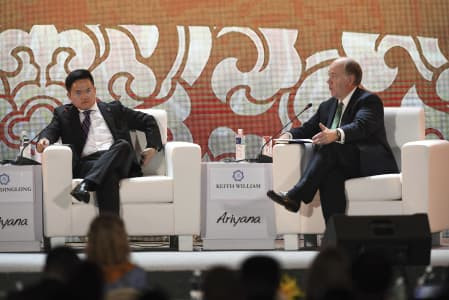 Dinglong Huang (bên trái) - CEO và đồng sáng lập Công ty công nghệ Malong chia sẻ ý kiến của mình tại phiên thứ 8 về chủ đề kỷ nguyên số. Ảnh: WOW.