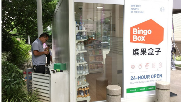 Bên trong cửa hàng BingoBox cũng trang bị camera nhận diện khuôn mặt để xác định khách hàng đã đăng ký hay chưa. Ảnh: South China Morning Post.