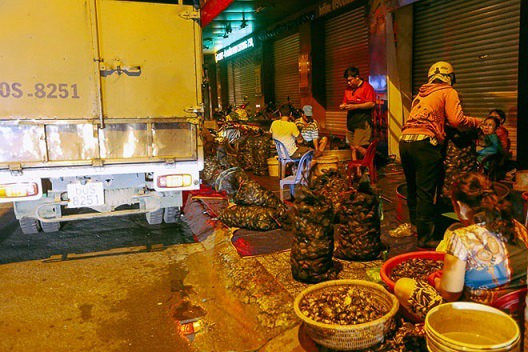 Ở Sài Gòn, có một khu chợ mà gần nửa thế kỷ qua chỉ bán một mặt hàng lúc nửa đêm, đó là chợ cua trên vỉa hè đường Cách Mạng Tháng Tám, quận 3. Ảnh: Dân Việt.