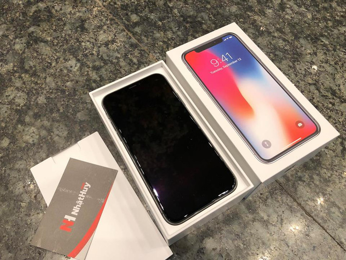 Rạng sáng nay, 3/11, iPhone X đã chính thức được bán ra trên các cửa hàng ủy quyền của Apple. Từ rất sớm, các chủ cửa hàng chuyên bán iPhone xách tay tại Việt Nam đã đăng tải trên Facebook ảnh trên tay iPhone X còn nguyên hộp. Ảnh: Facebook Nhật Huy Mobi.