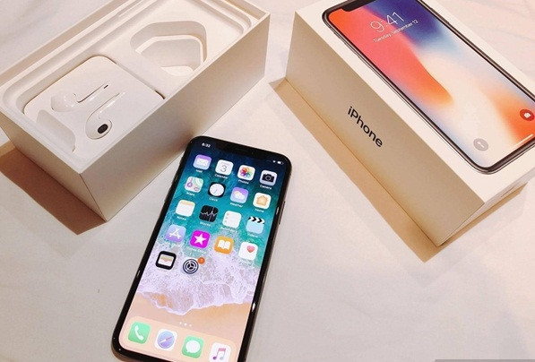 Người dùng khá lạ lẫm với thao tác mới trên iPhone X như trượt từ dưới lên và giữ 1 lát để mở cửa sổ đa nhiệm. Ảnh: Saostar.