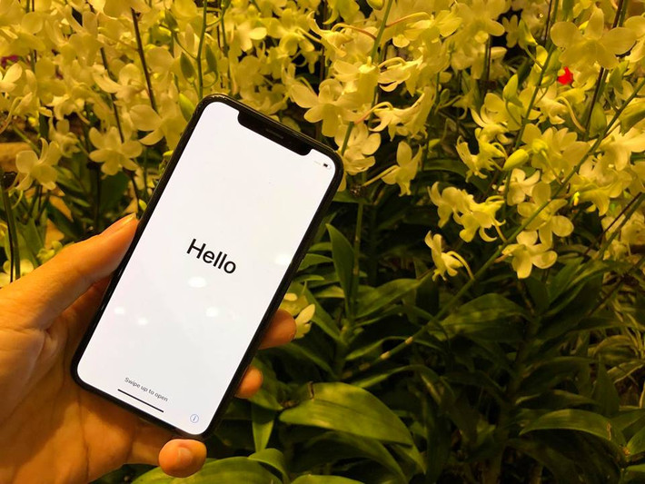 iPhone X tạo ra sự khác biệt lớn so với các thế hệ iPhone trước khi trải nghiệm. Dù màn hình rộng 5,8 inch nhưng vẫn cho cảm giác cầm nắm gọn, nhẹ. Ảnh: Facebook Nhật Huy Mobi.