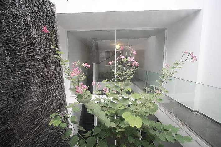 Lan can kính hiện đại.