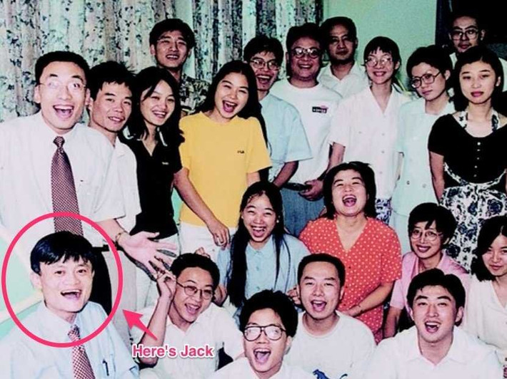 Không lâu sau đó, dịch vụ mua sắm của Jack Ma thu hút người dùng trên thế giới. Đến tháng 10/1999, công ty kêu gọi được 5 triệu USD từ Goldman Sachs và 20 triệu từ SoftBank, một công ty viễn thông Nhật Bản chuyên đầu tư vào các công ty công nghệ.