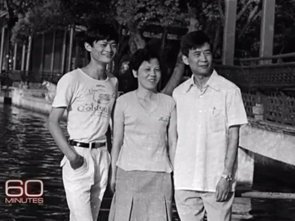 Không có tiền và mối quan hệ, con đường duy nhất để Jack Ma tiến lên là học hành. Sau khi tốt nghiệp cấp 3, ông nộp hồ sơ thi đại học nhưng trượt kỳ thi đầu vào hai lần. Lần thứ 3, tỷ phú Jack Ma thi đỗ Đại học Sư phạm Hàng Châu. Năm 1988, ông tốt nghiệp và bắt đầu tìm việc.