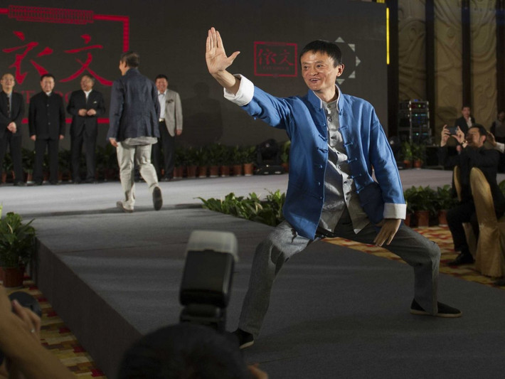 Trở thành một trong những tỷ phú giàu nhất Trung Quốc nhưng Jack Ma vẫn duy trì lối sống giản dị. Ông ít khi mua các món đồ hào nhoáng. Ông thích đọc sách, đọc truyện võ thuật, chơi bài, thiền và tập Thái cực quyền.