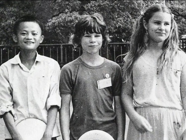 Năm 1972, sau khi Tổng thống Mỹ Nixon đến thăm Hàng Châu, quê hương của Jack Ma trở thành điểm du lịch hút khách. Vì thế, cậu bé Jack Ma thường dậy sớm đến các khách sạn lớn trong thành phố, tình nguyện dẫn khách nước ngoài đi tham quan để trau dồi khả năng tiếng Anh.