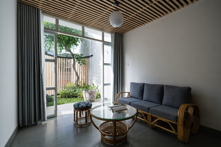 Phòng khách đơn giản với bàn trà và sofa nhỏ.