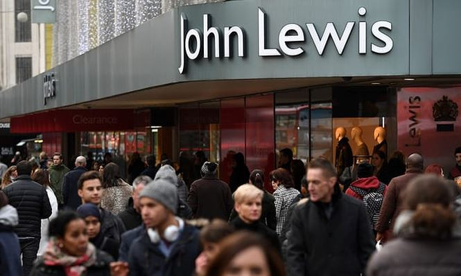Dòng người mua tại siêu thị John Lewis, Anh. Ảnh: Reuters.