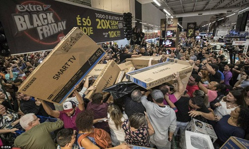 Tình trạng tương tự cũng xảy ra tại một trung tâm mua sắm hàng điện tử ở Brazil trong ngày Black Friday. Ảnh: EPA.
