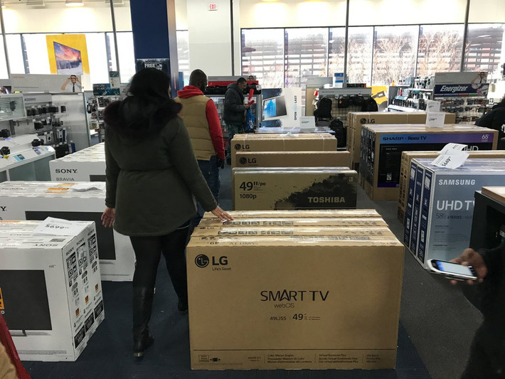 Bên trong cửa hàng Best Buy cũng chất đống ti vi vì nhu cầu của khách. Ảnh: BI.