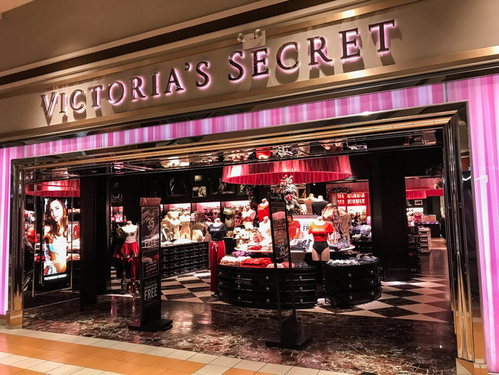 Victoria's Secret mở cửa từ 6h sáng nhưng rất thưa thớt khách mua. Ảnh: BI.
