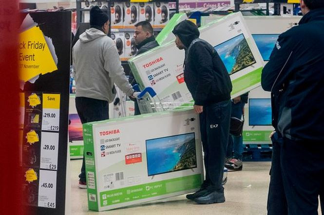 Không khí Black Friday cũng rất nhộn nhịp ở Anh. Ảnh: Reuters.