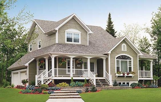 Hoa và cây xanh được sử dụng tối đa trong việc trang trí biệt thự.