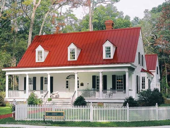 Mái đỏ nổi bật trên nền sơn tường trắng mang đến vẻ đẹp trẻ trung, phù hợp với cặp vợ chồng trẻ.