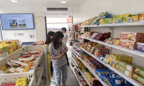 Vào bên trong cửa hàng, khách sử dụng điện thoại quét mã vạch mặt hàng cần mua và thanh toán qua ví điện tử di động. Ảnh: China Beverage News.