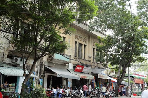 Tầng trên cùng của tòa nhà có một hồ bơi nhỏ. Ở tầng trệt, phía trước nhà, ông Hảo mở một cây xăng, còn lại bên trong bán phụ tùng xe hơi. Phía sau là garage xe hơi. Ảnh: Bizlive.