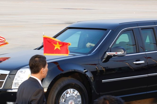 Quốc kỳ Việt Nam - Hoa Kỳ trên đoàn xe của Tổng thống Trump.