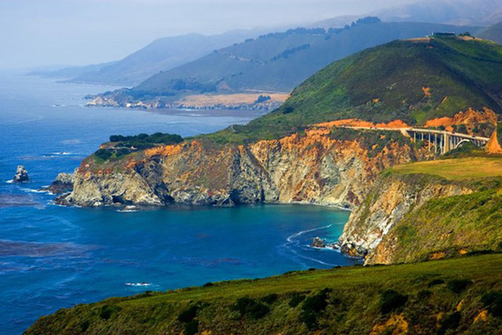 Hạt Monterey, California: Đường cao tốc bờ biển Pacific tới Hạt Monterey sẽ khiến bạn muốn dừng xe 10 phút một lần khi con đường bờ biển cứ liên tục mở ra những khung cảnh tuyệt đẹp. Monterey còn có những con phố nhỏ dốc cao với những quán cà phê, nhà hàng thơ mộng trữ tình, những biệt thự ẩn mình trong rừng tùng cổ thụ. Một lần đến địa điểm hấp dẫn nhất thế giới Monterey để thấy tâm hồn mình lắng đọng, một lần đến Monterey để đêm về nghe biển hát.