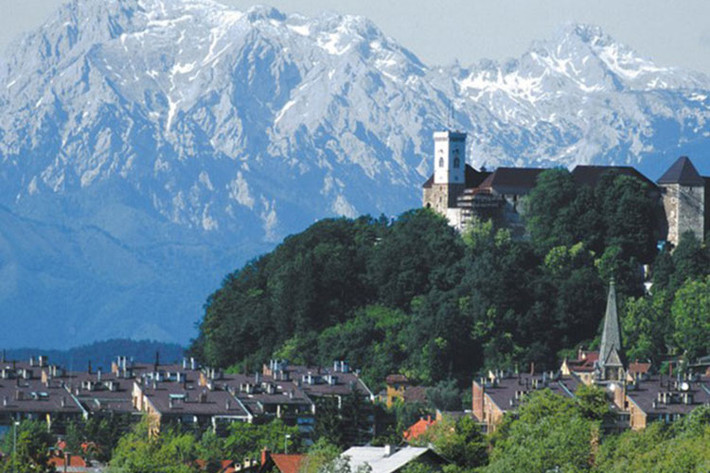 Ljubljana, Slovenia: Được biết đến như một trong những thành phố hấp dẫn nhất ở châu Âu, Ljubljana là thủ đô sôi động của Slovenia. Nó nằm dọc theo sông Ljubljana, và tự hào phô trương rất nhiều nhà hàng, quán bar, và các sự kiện văn hóa để giữ chân du khách luôn bận rộn trong thời gian họ thưởng thức thành phố duyên dáng này.
