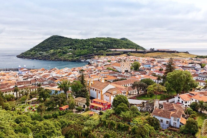 Azores, Bồ Đào Nha: Đảo Azore nằm ngoài bờ biển Bồ Đào Nha, hòn đảo nguyên sơ này tự hào với vẻ đẹp tự nhiên tuyệt đẹp, những làng quê quyến rũ, những bãi biển đầy cát và những món ăn tuyệt vời.