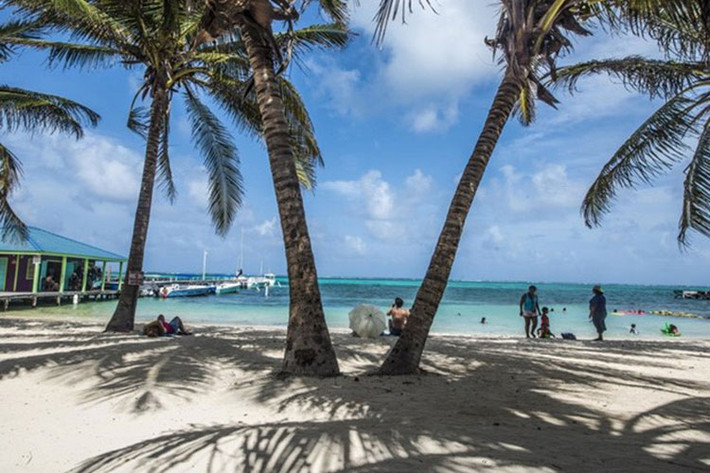 Belize: Quốc gia nhỏ bé này giáp với Mexico và Guatemal có những bãi biển cát trắng, rừng nhiệt đới tươi tốt, những tàn tích của người Maya. Cùng với những khu nghỉ dưỡng sang trọng, cung cấp các lựa chọn thoải mái, đáp ứng nhu cầu của mọi khách du lịch.