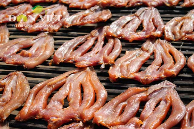 Trước đây, quy trình làm khô cá lóc được chế biến khá đơn giản, chỉ là làm sạch, ướp muối và đem phơi. Tuy nhiên, ngày nay cách chế biến công phu hơn nhiều. Ảnh: Dân Việt.