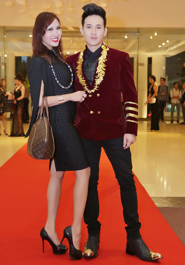 Phi Thanh Vân khoe dáng bên ca sĩ Nguyễn Vũ