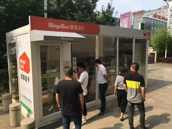 BingoBox hoạt động thông qua một ứng dụng tin nhắn phổ biến ở Trung Quốc - WeChart. Sau khi đăng ký với Bingobox, khách tới mở cửa hàng bằng cách quẹt mã vạch. Ảnh: Shanghai Daily.