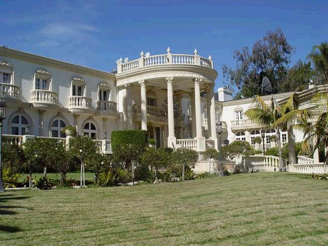 Trong đó, đáng chú ý nhất là căn biệt thự xa hoa ở ngoại ô Harare. Ảnh: Gistmagazine.