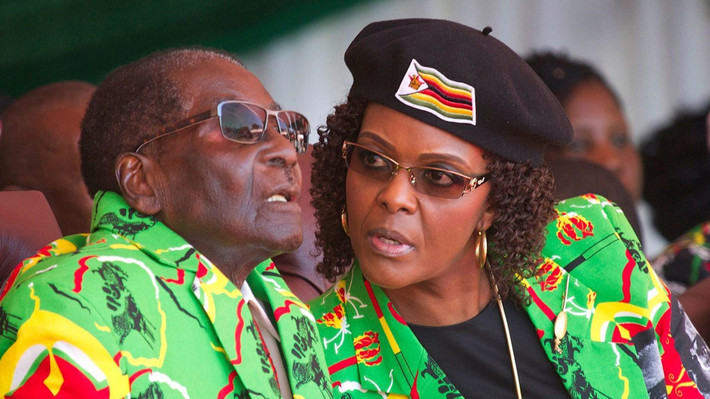 Tổng thống Zimbabwe Robert Mugabe được cho là sở hữu khối tài sản lên tới một tỷ USD với hàng loạt bất động sản nằm rải rác khắp mọi nơi. Ảnh: Getty.