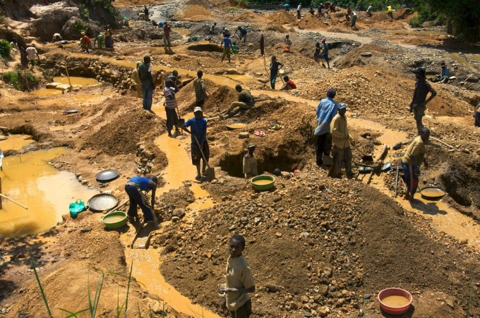 Sau nhiều lần đàm phán với chính phủ Zimbabwe, phóng viên của CNN mới xin được giấy phép vào bên trong mỏ kim cương này.